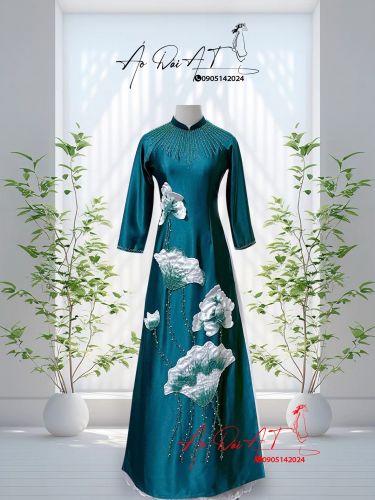 Áo dài trung niên màu xanh lục bảo kết hoa sen 