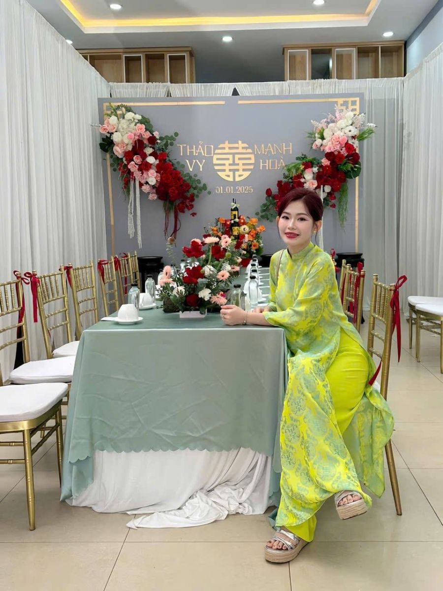 áo dài gấm cách tân dáng suông